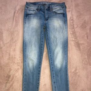 LIGHT WASH AMERICAN EAGLE SKINNY JEANS